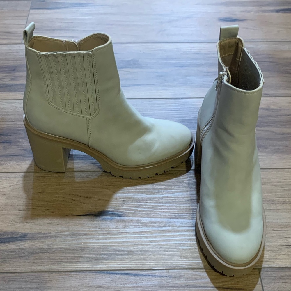 DV Dolce Vita Women's Cream Ankle Boots